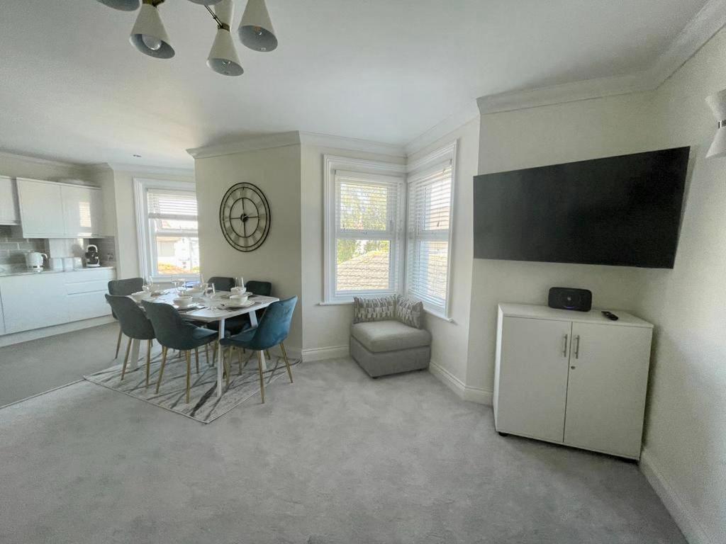 Exquisite Apartment, Stone Throw From The Beach Bournemouth Kültér fotó